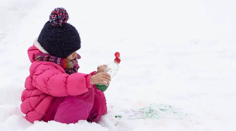 la peinture sur la neige est une des activités préférées des enfants en hiver