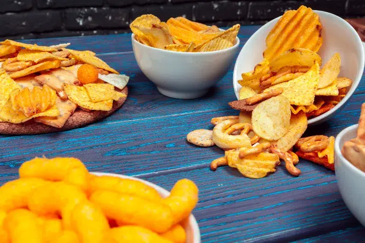 les chips et les snacks transformés sont déconseillés le soir car ils rendent l'endormissement difficile