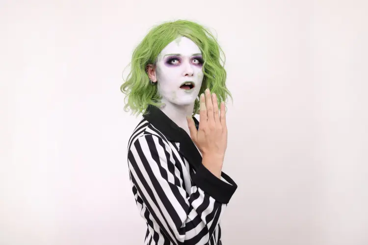 maquillage inspiré par le film beetlejuice 2024 jacob thesander shutterstock