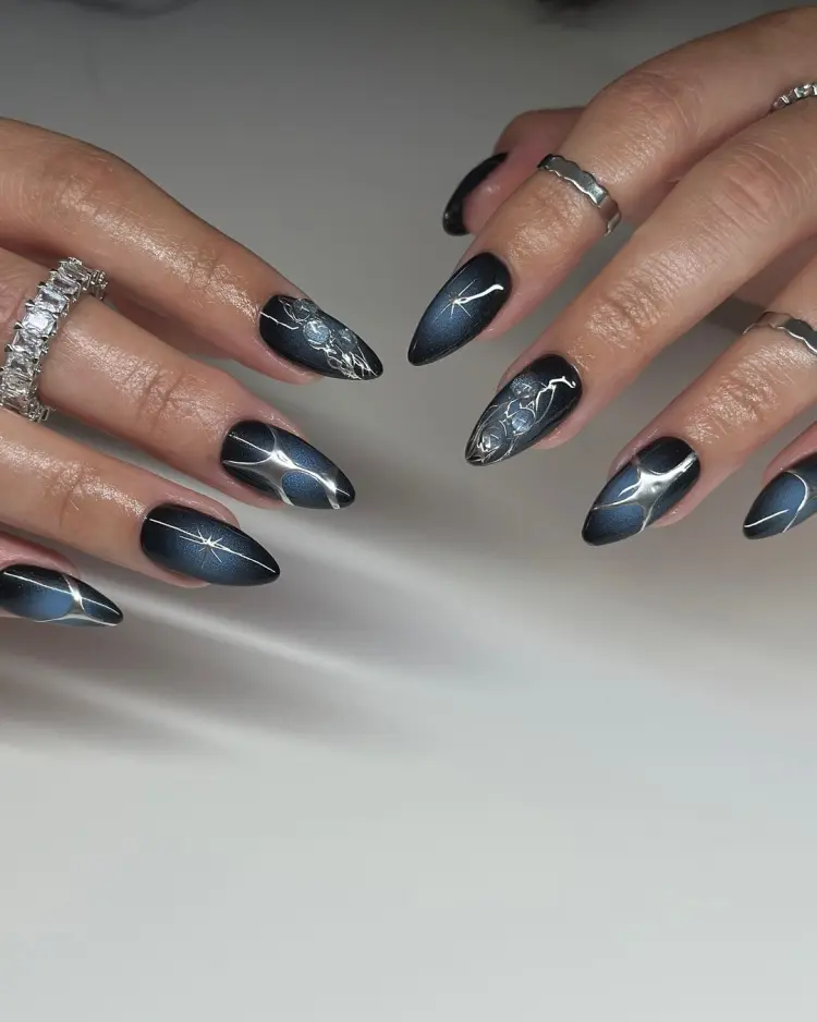 nail art aura en couleurs sombre pour l'automne 2024 