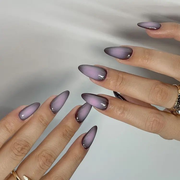 nail art aura en noir et mauve tendance 