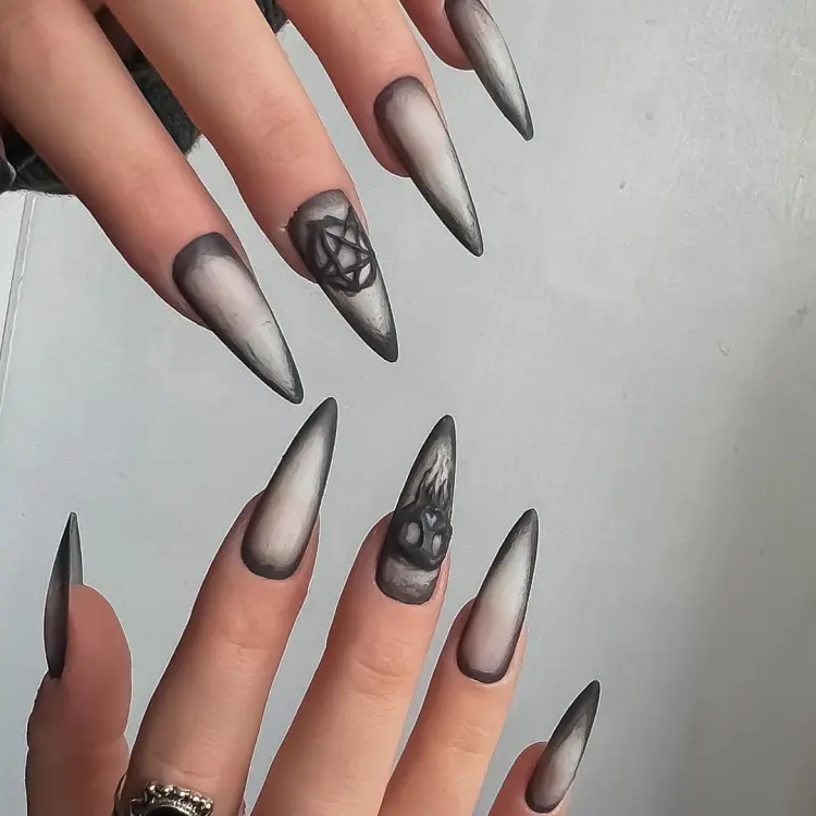 nail art gothique en noir et blanc pour halloween 