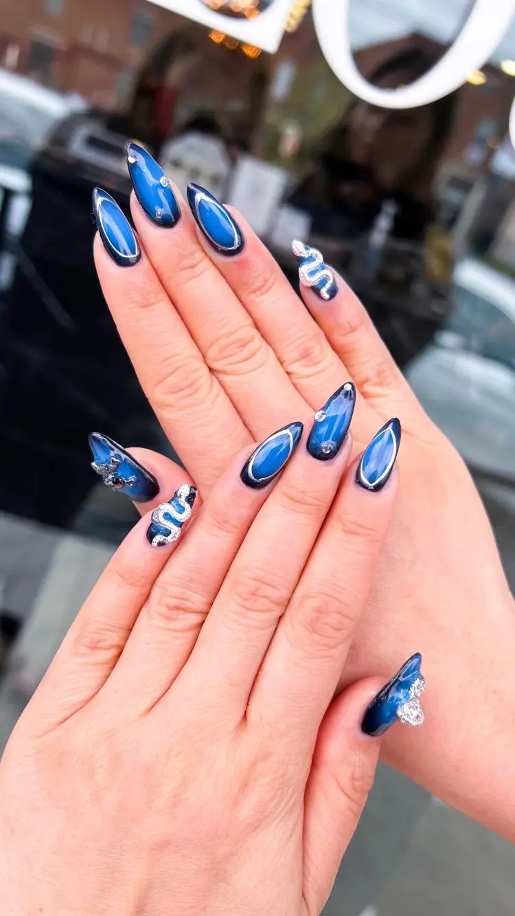 ongles aura en bleu et noir tendance 3d novembre