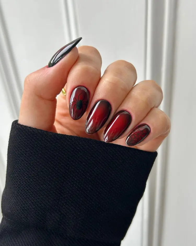 ongles aura en rouge et noir pour halloween 2024 