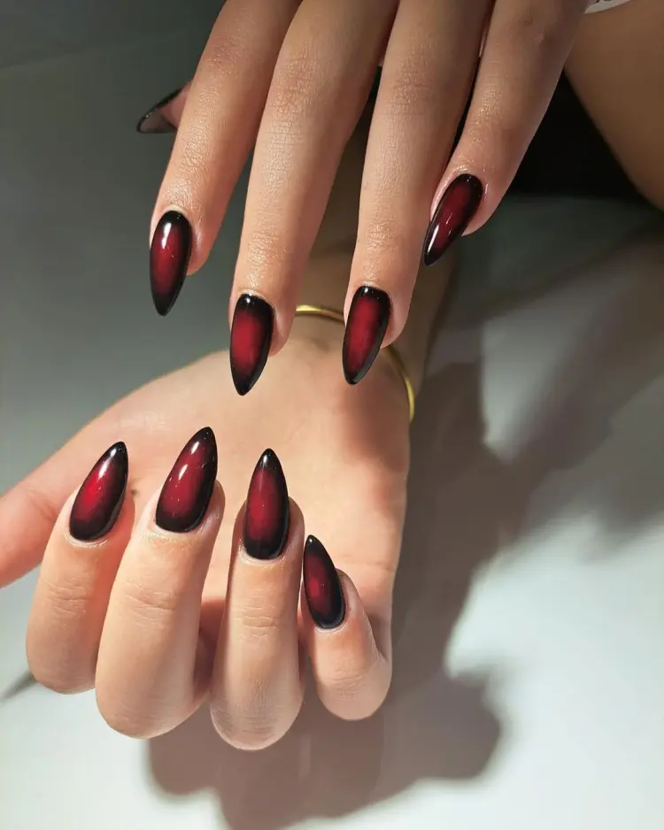 ongles aura en rouge et noir tendance 2024 