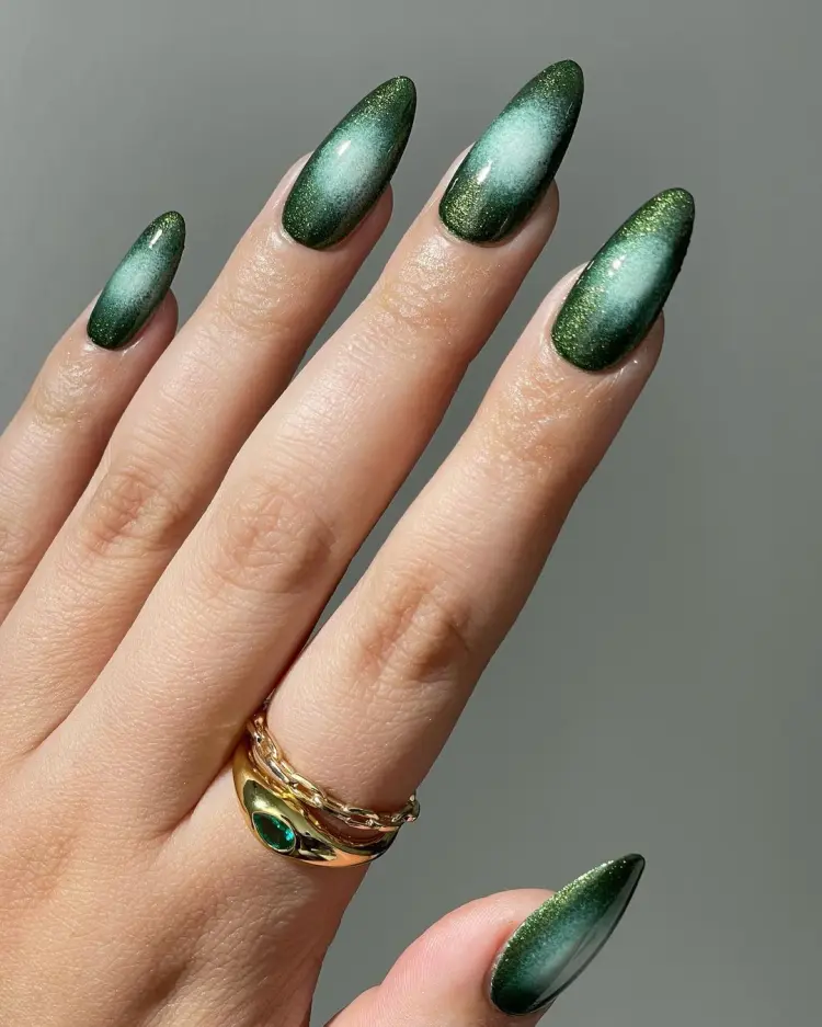 ongles aura en vert foncé tendance 