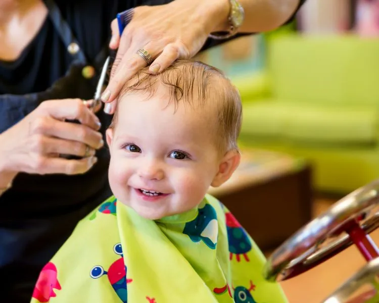 quelles astuces pour couper les cheveux de son enfant pour la première fois