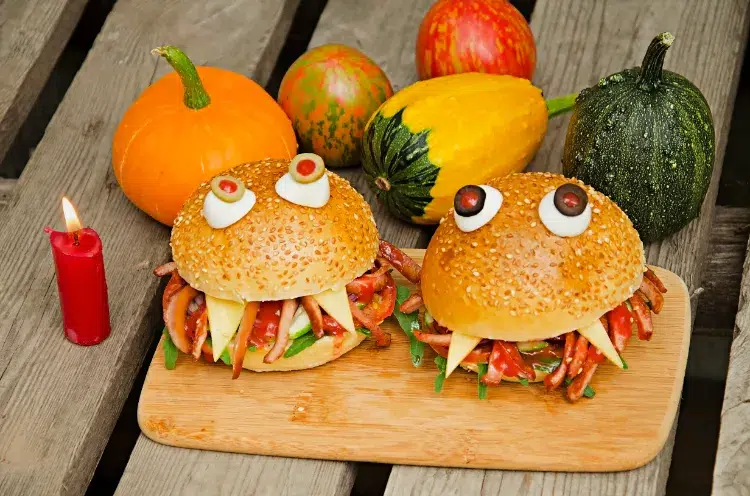 quelles garnitures et sauces originales pour accompagner les halloween burgers à la table