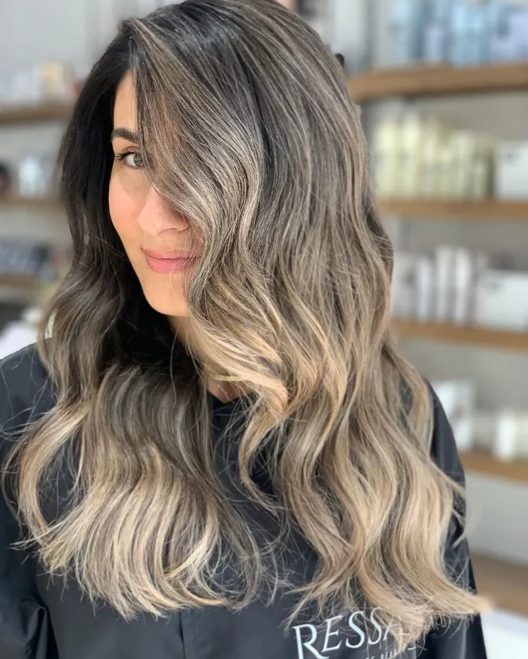 réaliser un balayage blond cendré et un ombré sur une base châtain foncé