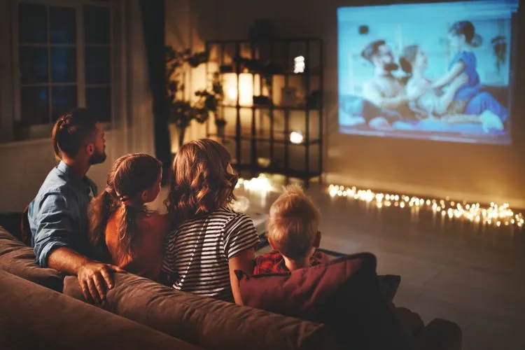 regarder des souvenirs ensemble est une excellente idée pour passer un moment de noël chaleureux en famille