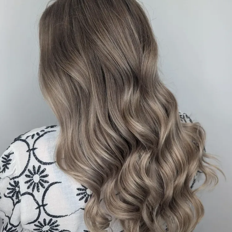 renouveler son look avec le balayage blond cendré cet automne hiver