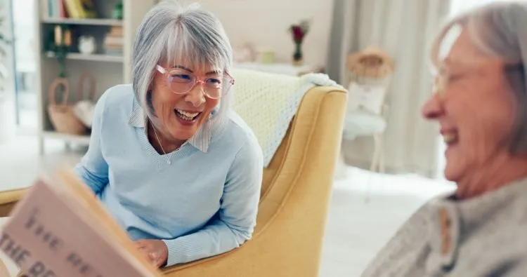 ressembler ses amis seniors autour des livres grâce à un club de lecture