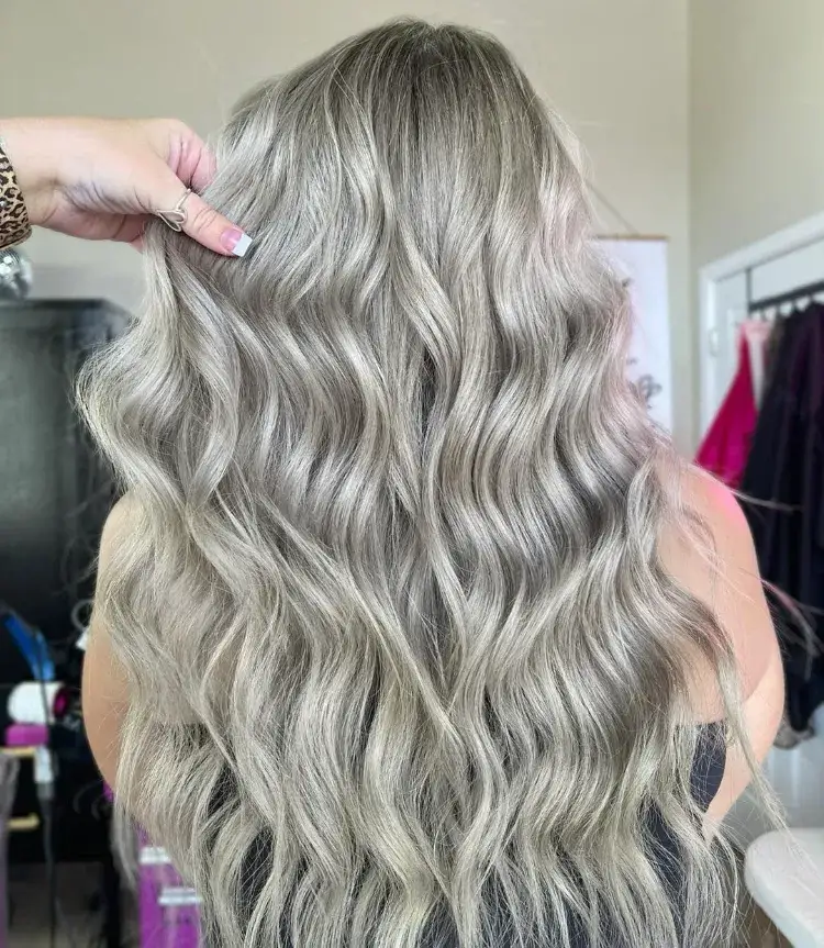 un balayage subtil en blond cendré sur des cheveux clairs