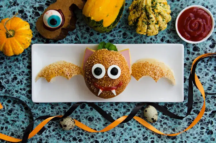 un burger d'halloween en forme de chauve souris