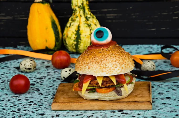 un burger monstre avec un oeil fixant pour halloween