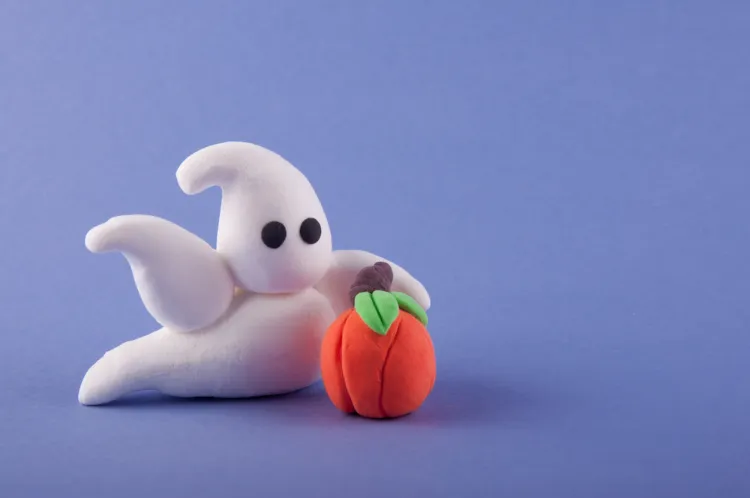 un fantôme mignon et une mini citrouille en pâte à modeler pour halloween