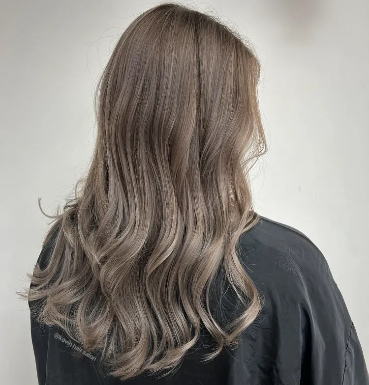 un joli balayage blond cendré naturel sur une base châtain moyenne