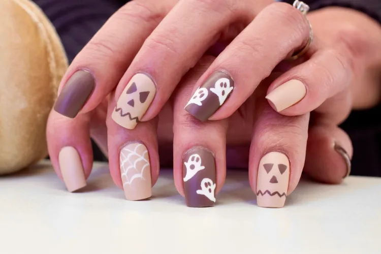 un nail art d'halloween dans des couleurs neutres