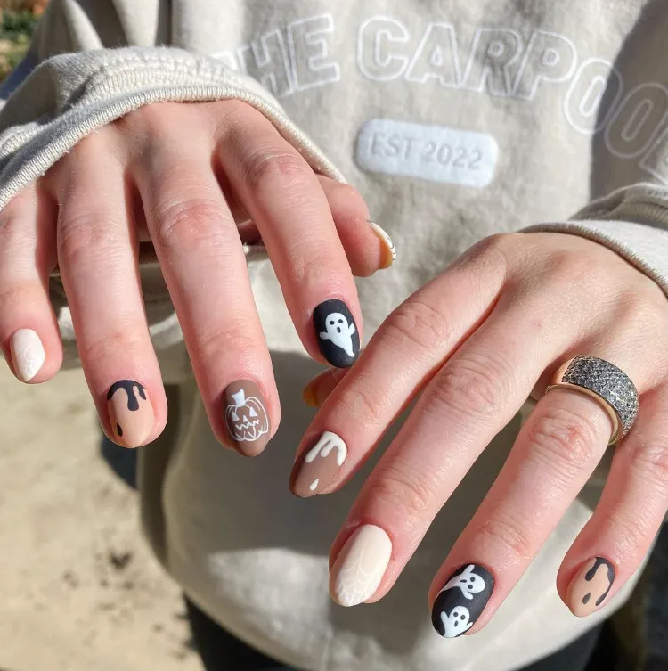 un nail art d'halloween dans des tons neutres avec le motif de jack o' lantern