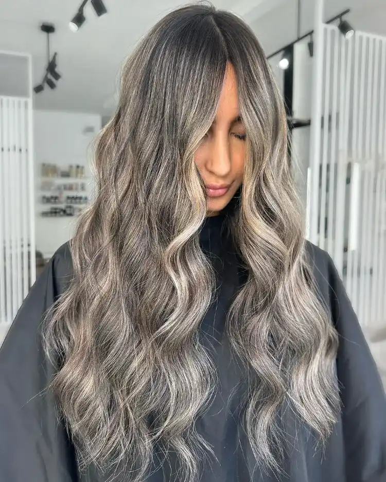 un superbe balayage blond cendré associé à des mèches babylight