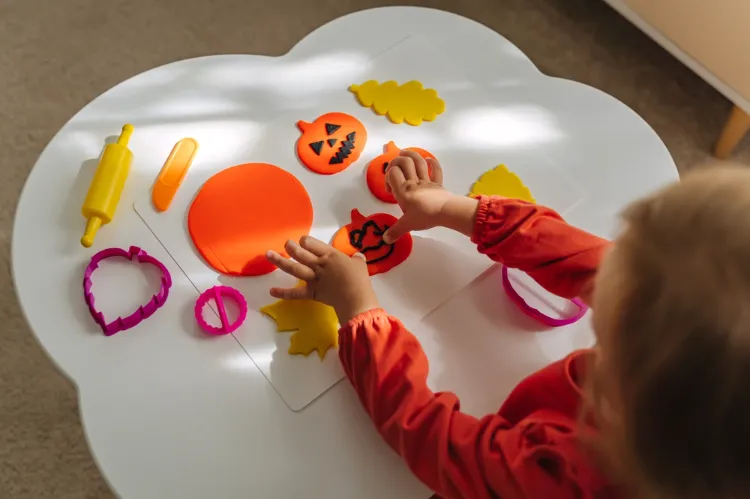 une activité sensorielle et créative pour halloween en pâte à modeler pour les efants de la maternelle