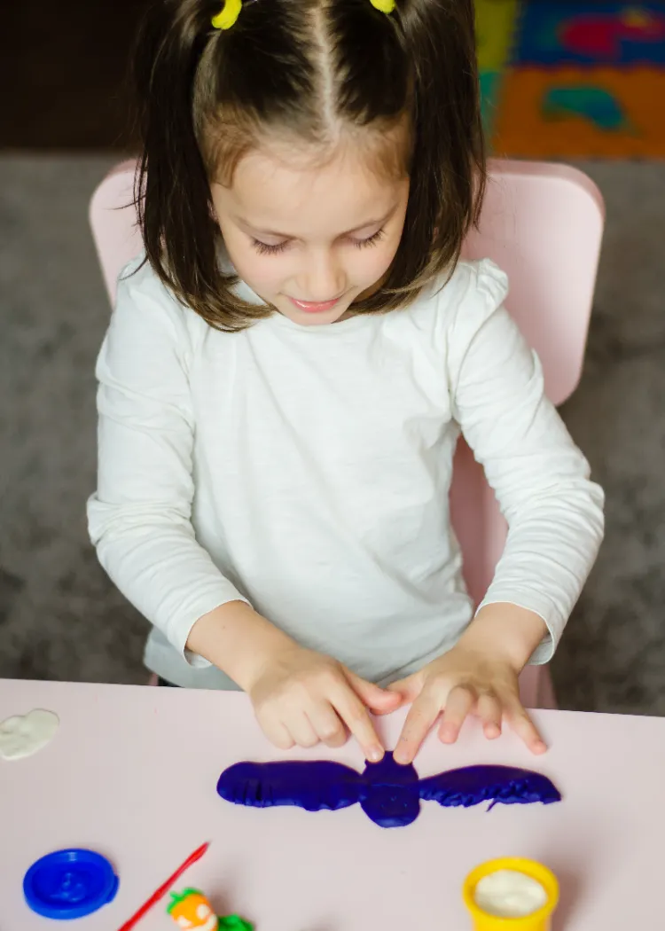 une chauve souris en pâte à modeler en tant que projet de bricolage pour la maternelle