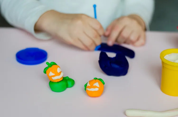 une idée d'atelier de bricolage halloween pour la maternelle avec de la pâte à modeler