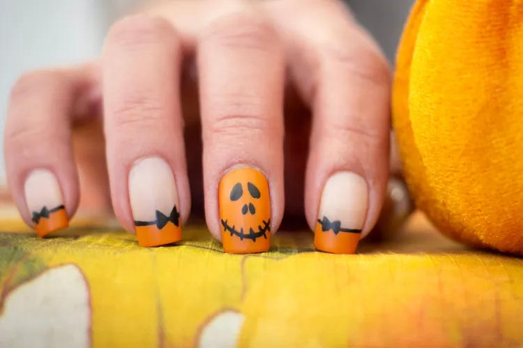 une idée de nail art jack o'lantern pour halloween