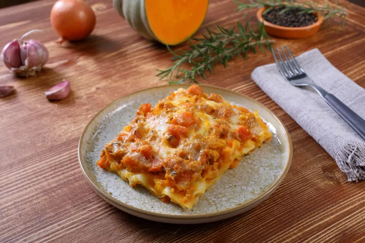 une portion irrésistible de lasagne butternut et champignons