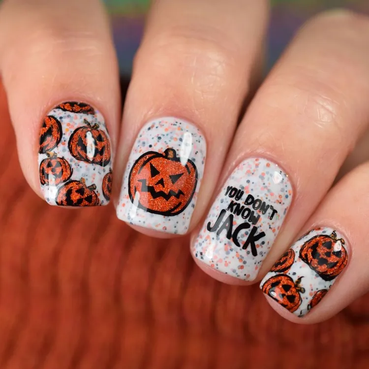 vernis blanc pailleté avec un nail art jack o' lantern