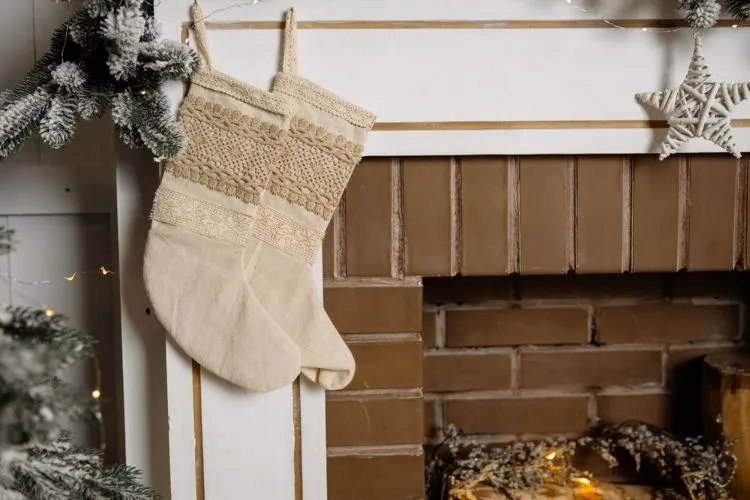 chaussette de noel en lin sur la cheminée