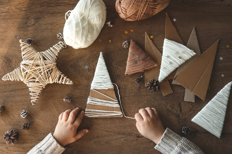 décoration de noël avec des fils à tricoter comment faire des sapins diy écologiques en carton et fils