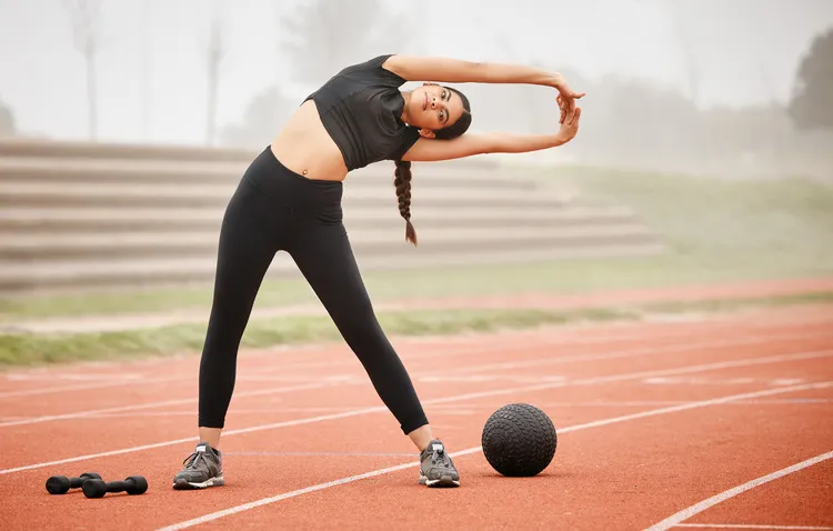 femme qui pratique un entraînement sportif pour rester en forme