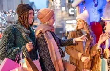 filles modernes, shopping en hiver