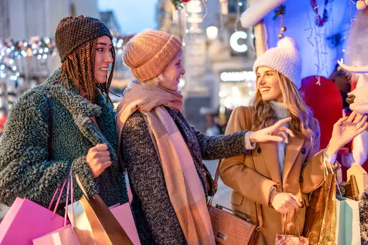 filles modernes, shopping en hiver