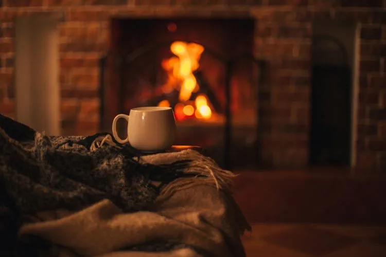 profiter d’une tasse de thé au coin du feu aide à chasser le blues de l'hiver