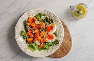 salade avec œuf dur, laitue et courge