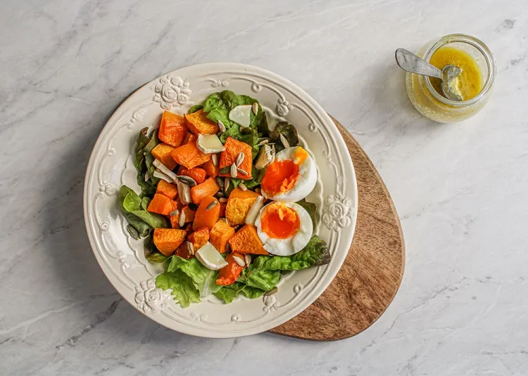 salade avec œuf dur, laitue et courge