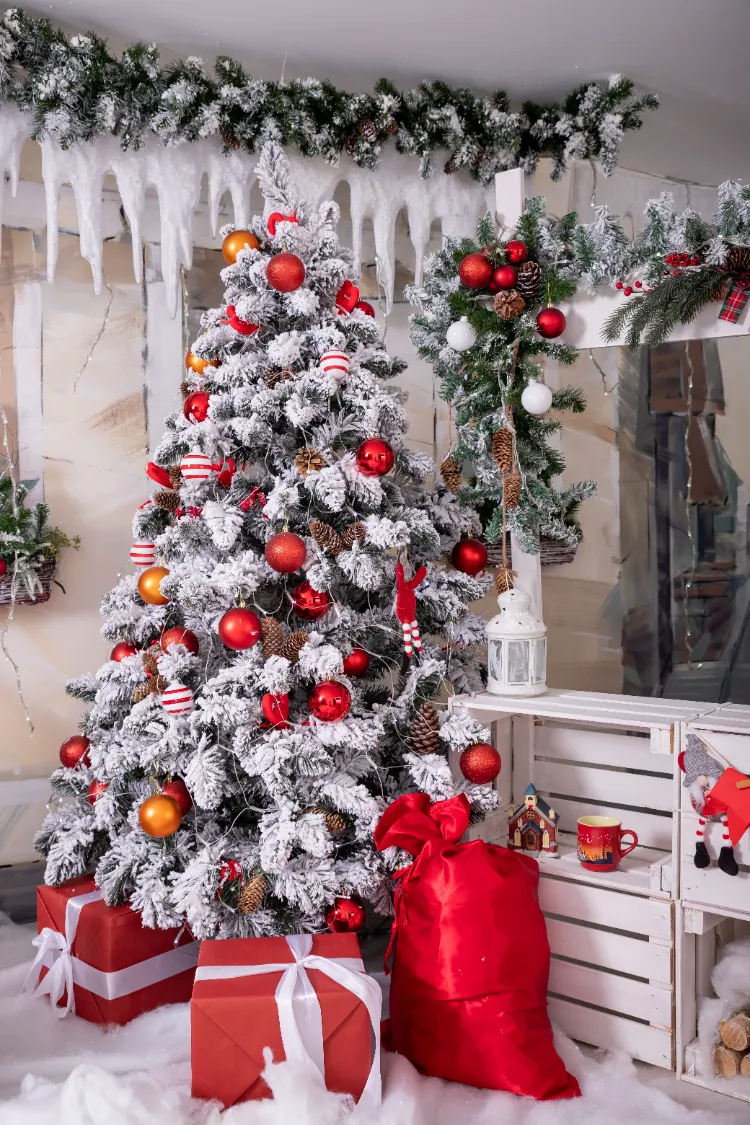 sapin de noël enneigé avec une décoration traditionnelle