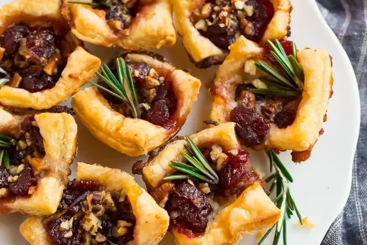 amuse bouche de noël des bouchées de brie aux canneberges avec de la pâte feuilletée