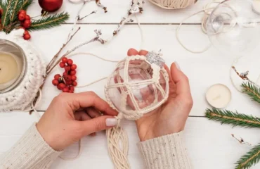 cadeau personnalisé pour noël, décorer une boule soi même