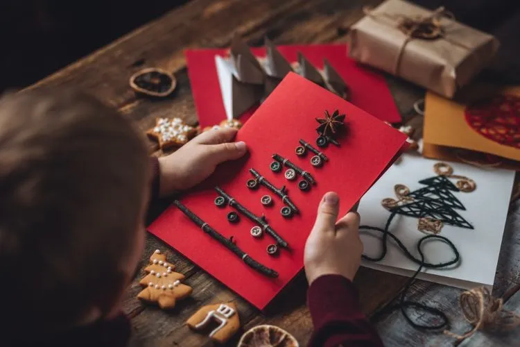 carte de vœux de noël nature avec des brindilles et des boutons