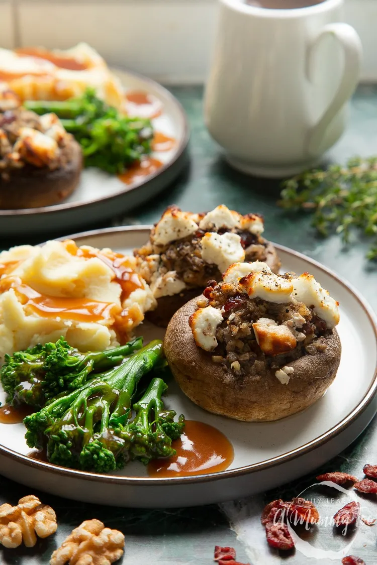 champignons farcis de fromage de chèvre canneberges et noix en tant qu'une entrée chaude de noël à préparer la veille