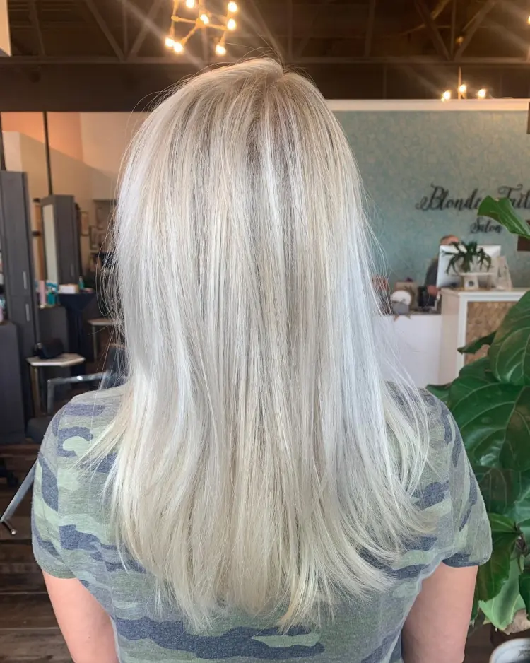 coloration blond platine pour femme de 50 ans