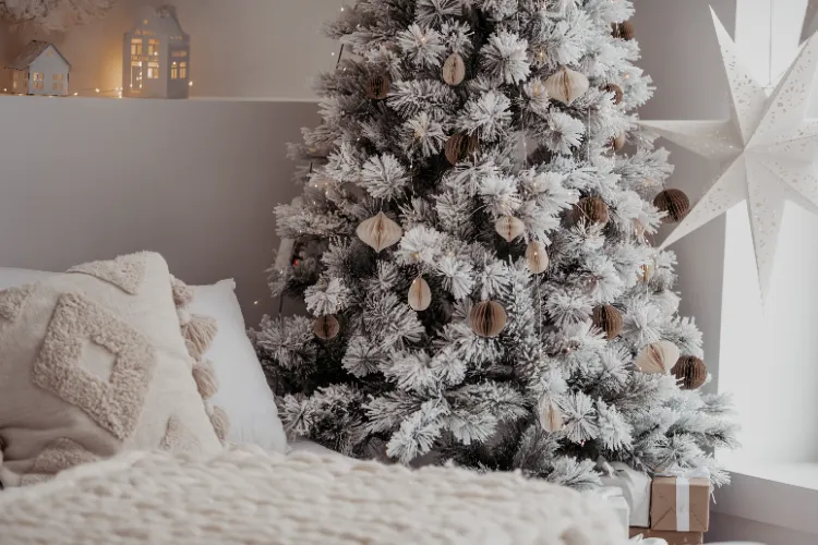 décoration de sapin givré de style scandinave avec des ornements boules en papier