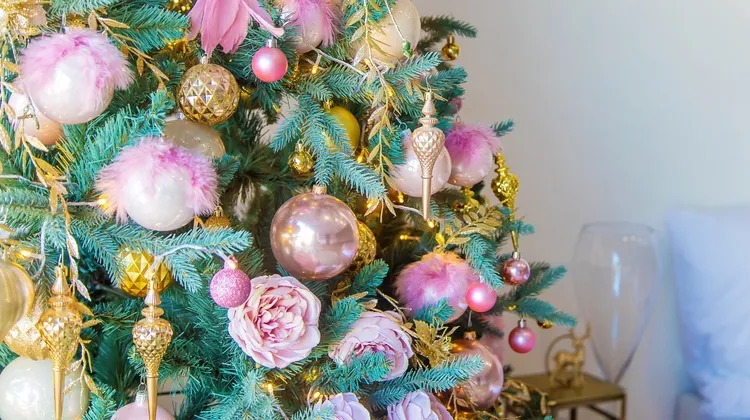 décorer le sapin de noël en style romantique, déco rose avec plumes