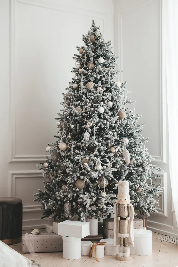 décorer un sapin de noël givré en blanc et argent et des ornements pommes de pin et glaçons