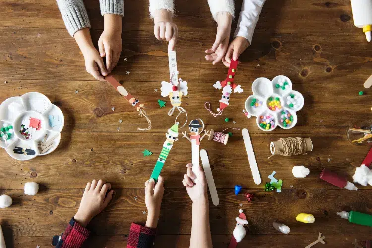 des figurines de noel thématiques en tant que bricolage avec des bâtonnets en bois