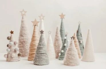 faire des sapins diy en carton et fils de laine en tant que décoration de noël avec des fils