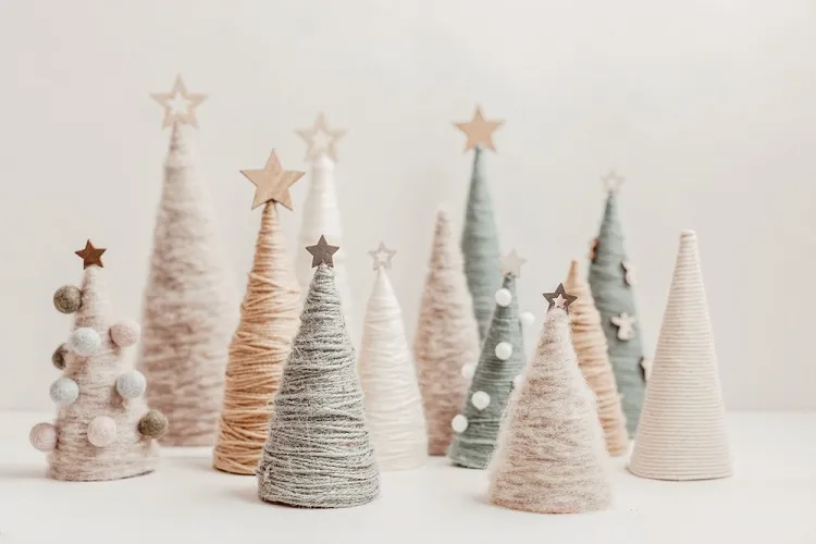 faire des sapins diy en carton et fils de laine en tant que décoration de noël avec des fils